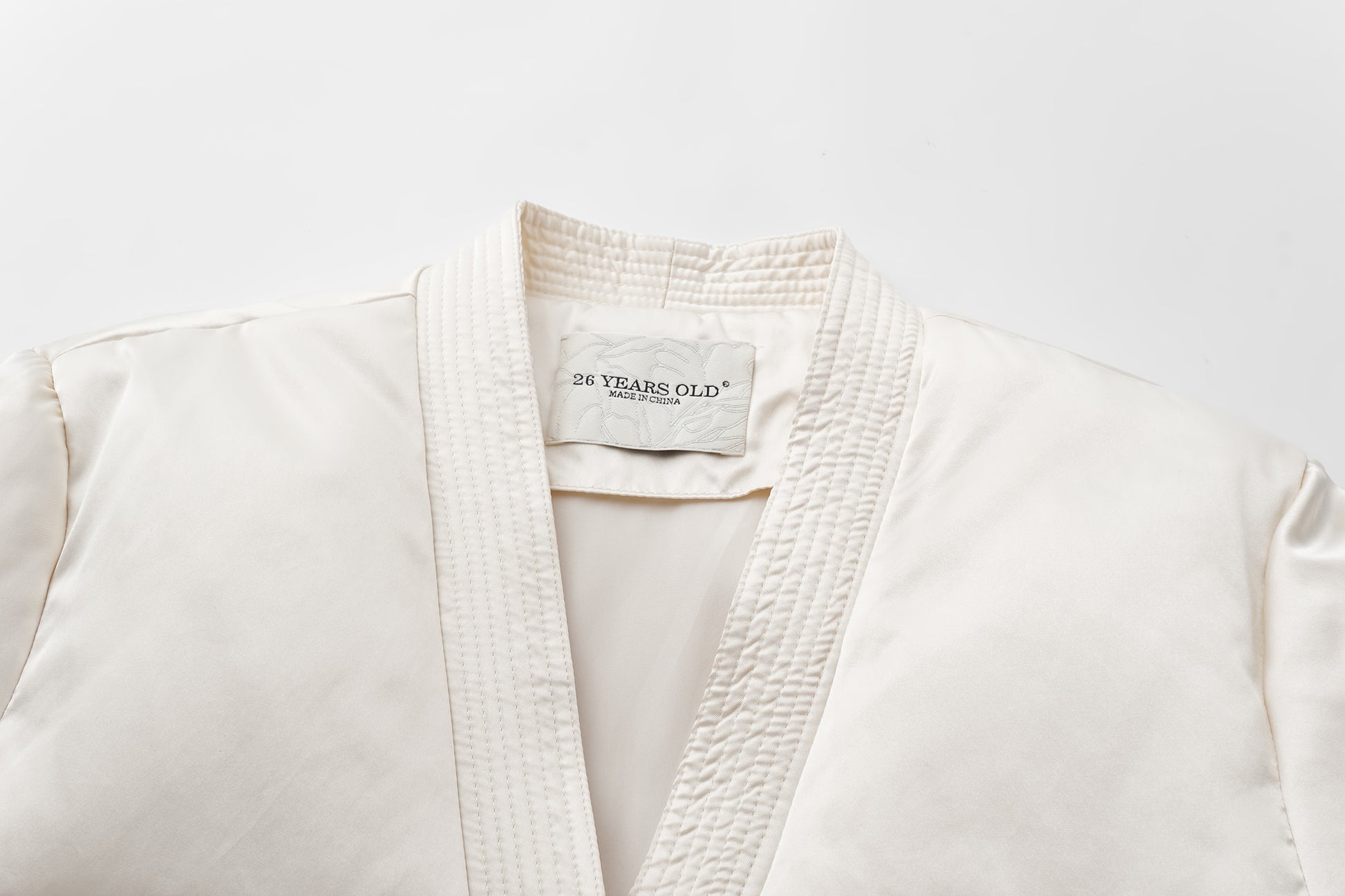 Short-Shell Silhouette White Goose Down Coat with Detachable Magnetic Collar