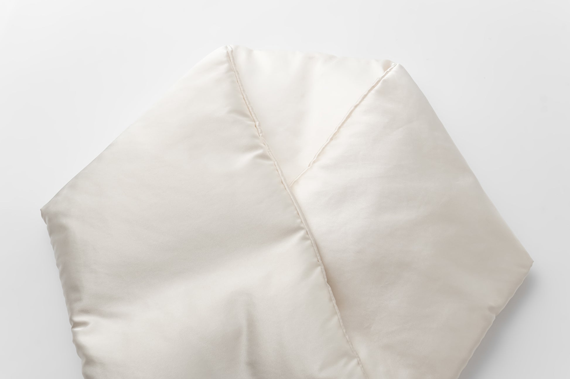 Short-Shell Silhouette White Goose Down Coat with Detachable Magnetic Collar